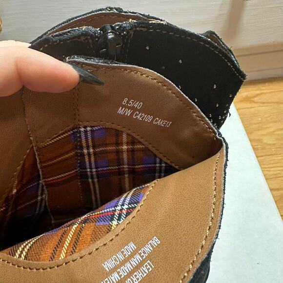 b. o. c. Black Studded Suede Boots Size 8.5 - Picture 5 of 8